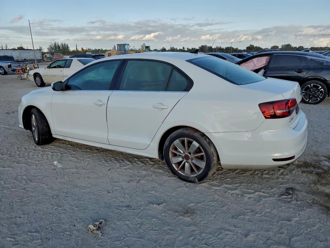 2016 VOLKSWAGEN JETTA SE photo 2