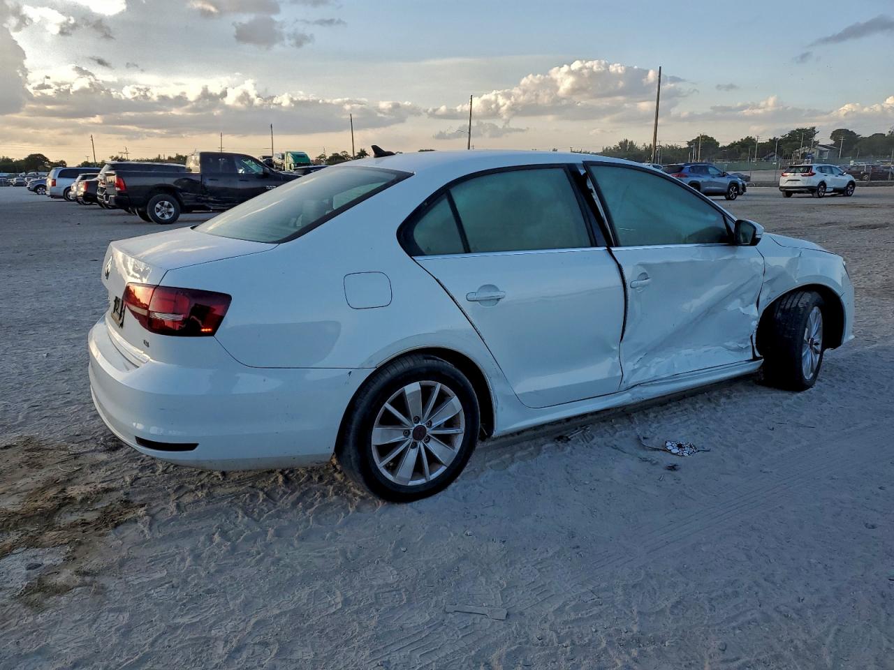 2016 VOLKSWAGEN JETTA SE photo 3