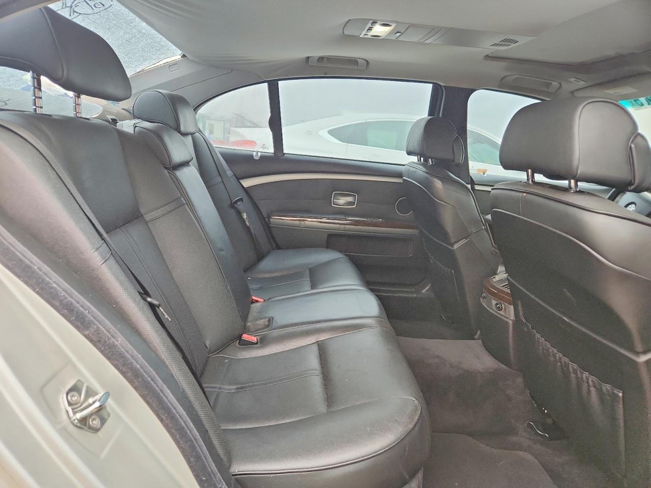 2007 BMW 750 photo 28