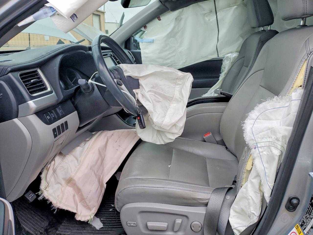2017 TOYOTA HIGHLANDER SE photo 7