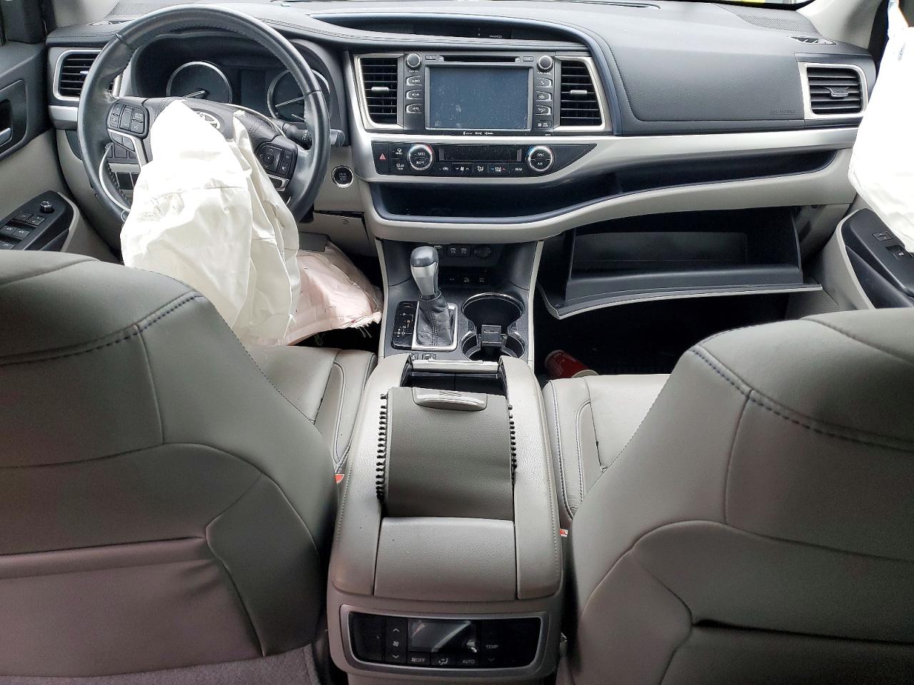 2017 TOYOTA HIGHLANDER SE photo 8