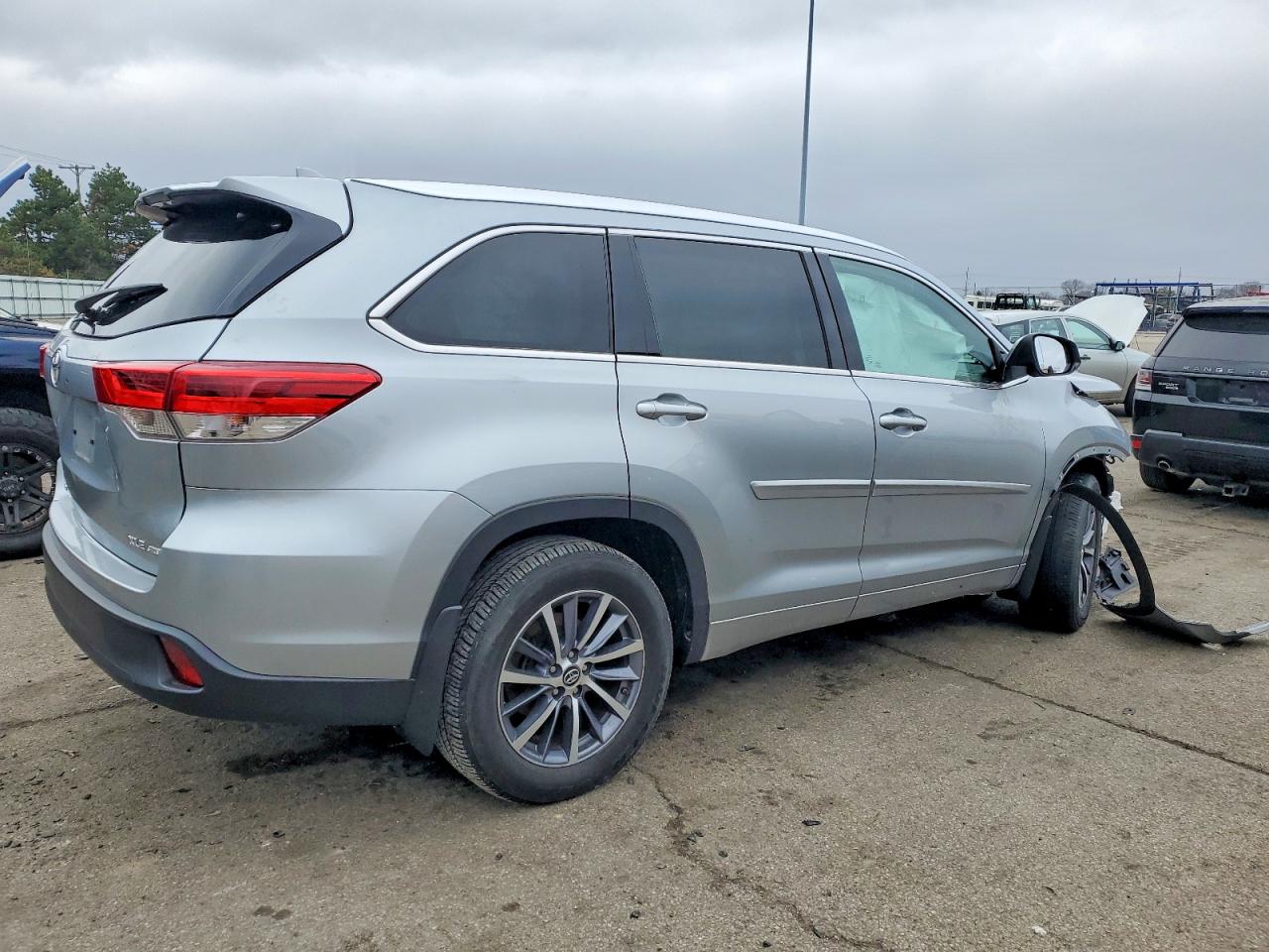 2017 TOYOTA HIGHLANDER SE photo 3
