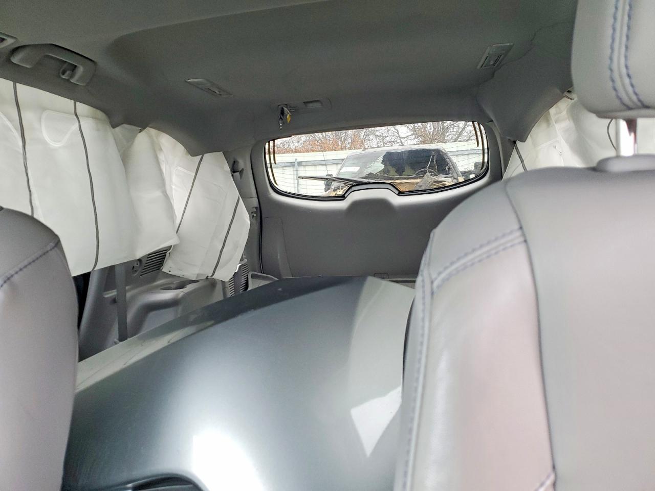 2017 TOYOTA HIGHLANDER SE photo 10
