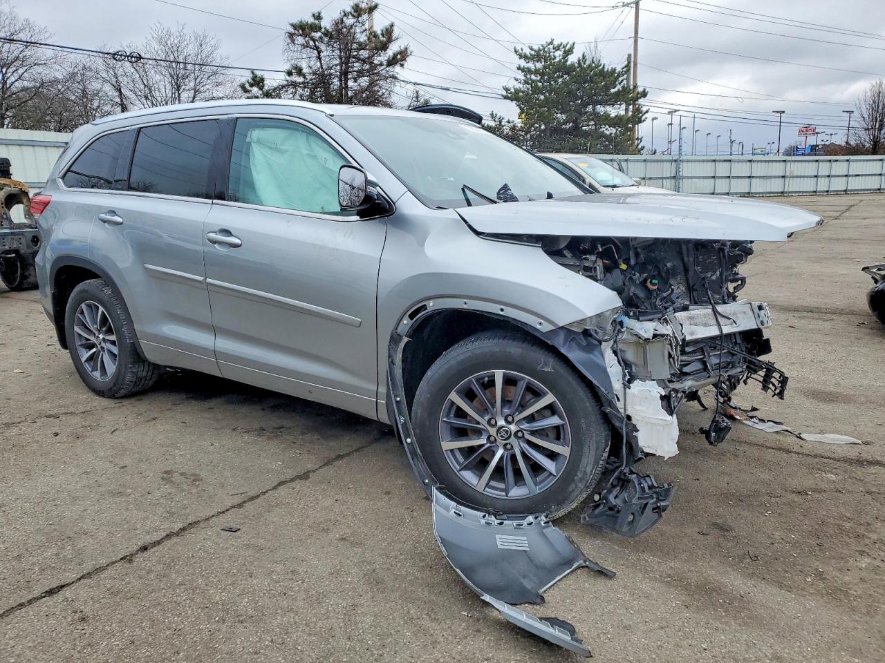 2017 TOYOTA HIGHLANDER SE photo 4