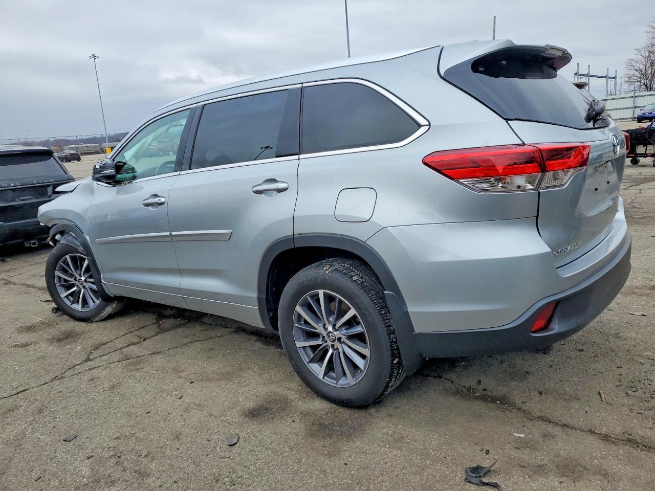 2017 TOYOTA HIGHLANDER SE photo 2