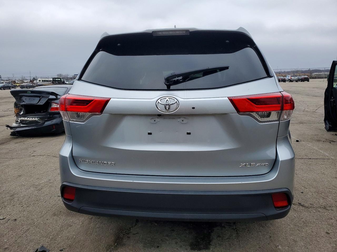 2017 TOYOTA HIGHLANDER SE photo 6