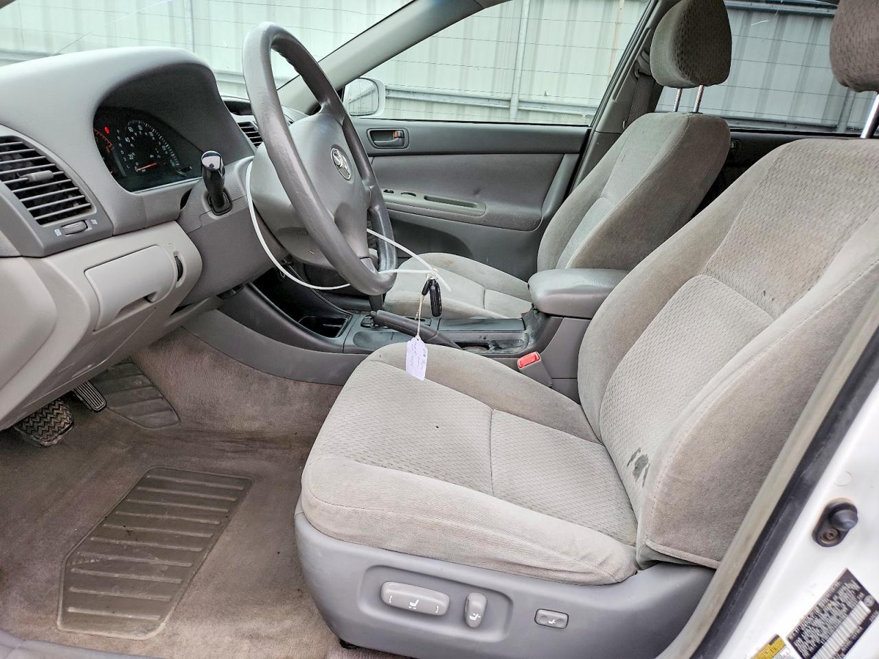 2004 TOYOTA CAMRY LE photo 7
