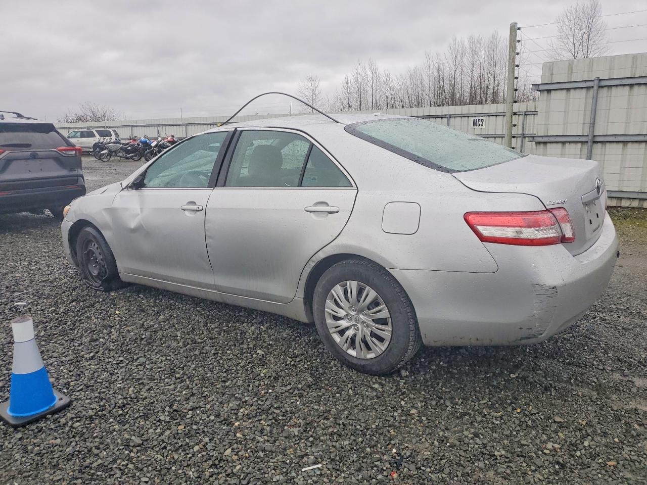 2011 TOYOTA CAMRY BASE photo 2