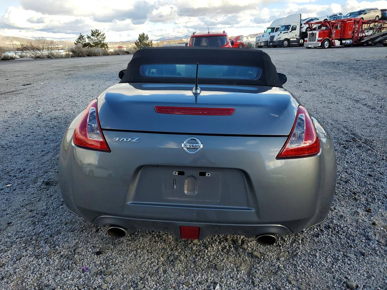 2015 NISSAN 370Z BASE photo 6