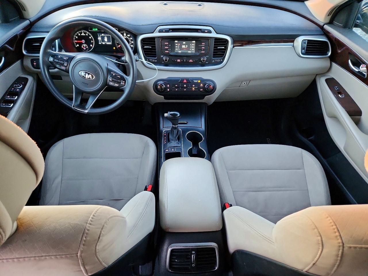 2017 KIA SORENTO LX photo 8