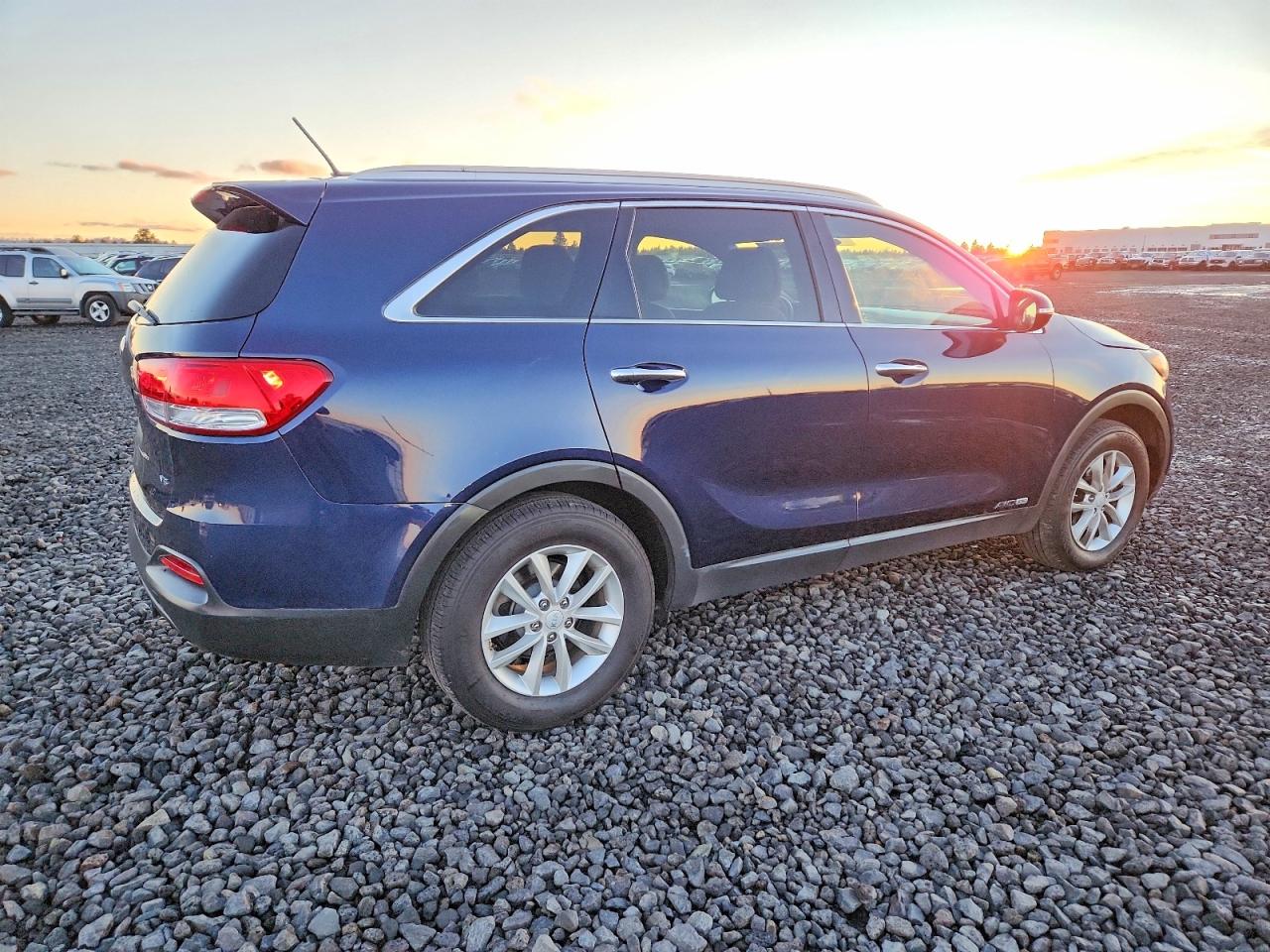 2017 KIA SORENTO LX photo 3