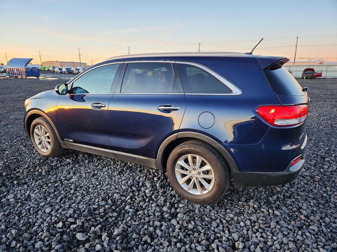 2017 KIA SORENTO LX photo 2