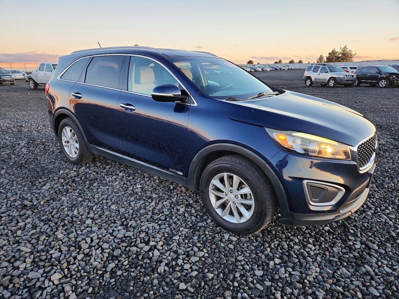 2017 KIA SORENTO LX photo 4