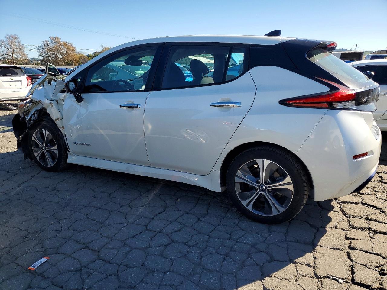 2018 NISSAN LEAF S photo 2