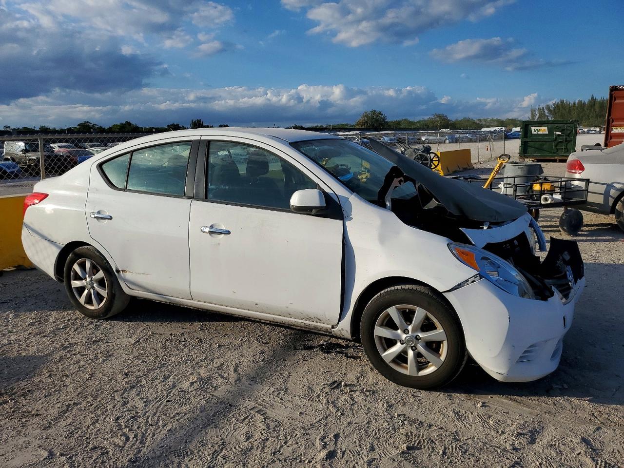 2012 NISSAN VERSA S photo 4