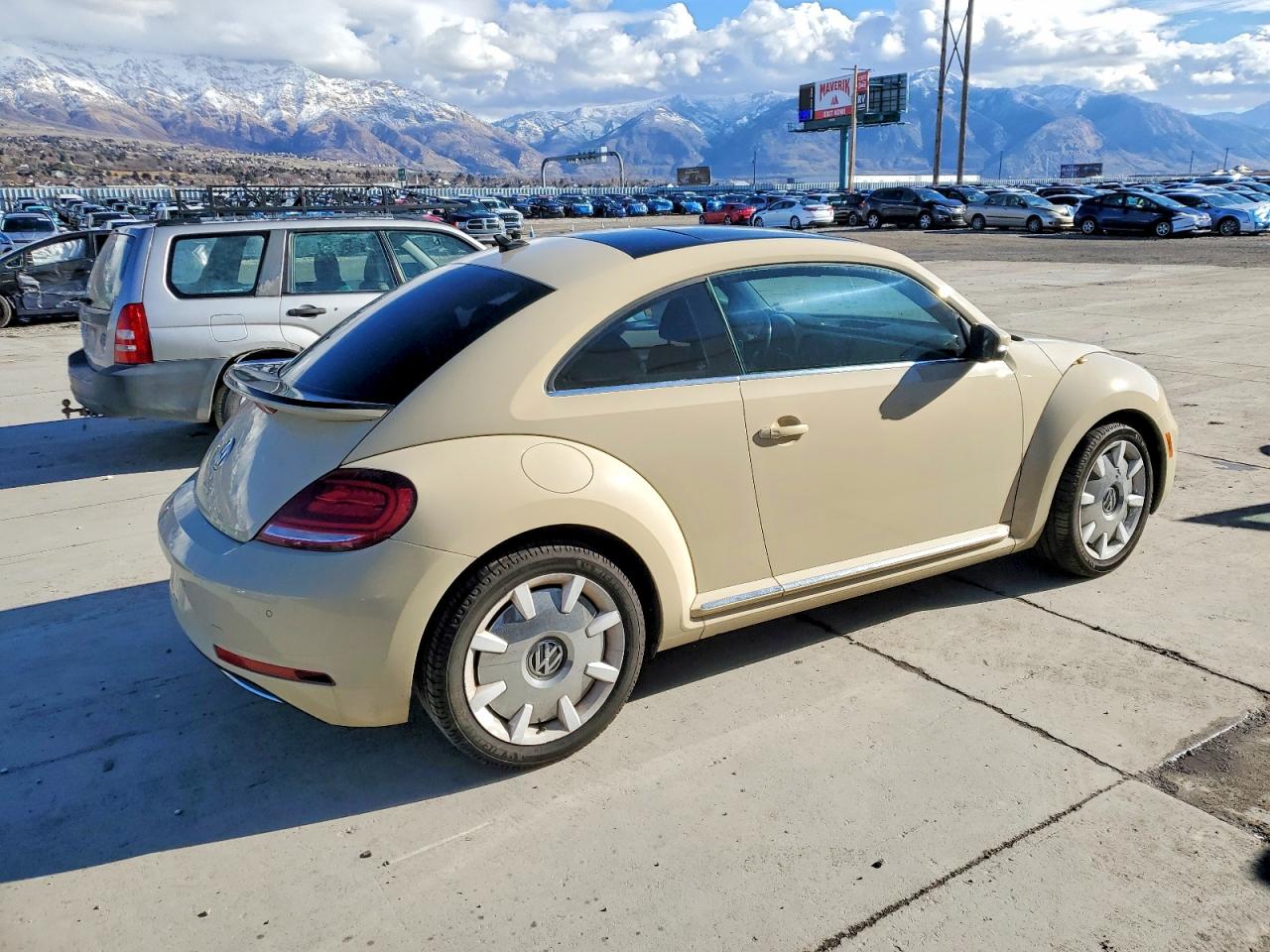 2019 VOLKSWAGEN BEETLE S photo 3