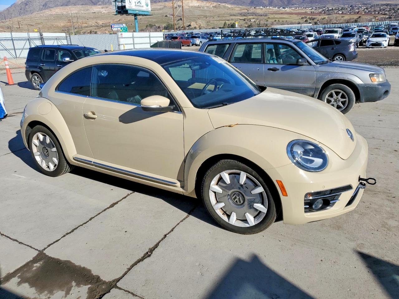 2019 VOLKSWAGEN BEETLE S photo 4