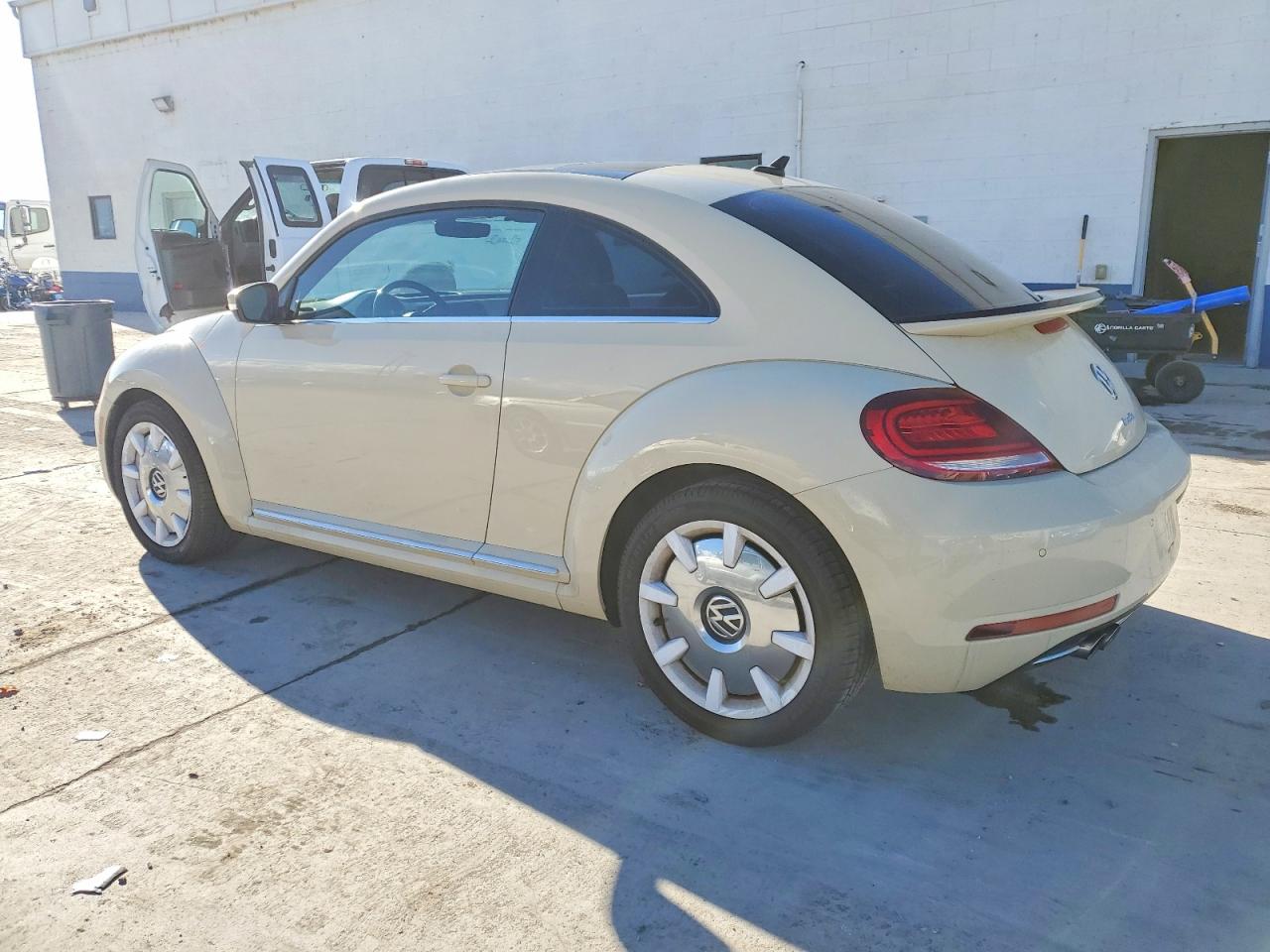 2019 VOLKSWAGEN BEETLE S photo 2