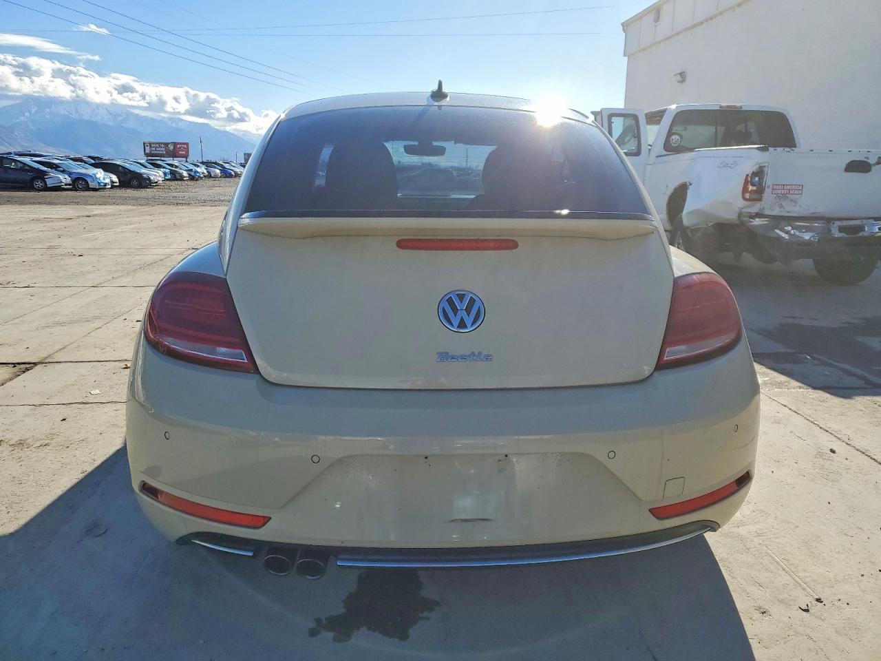 2019 VOLKSWAGEN BEETLE S photo 6