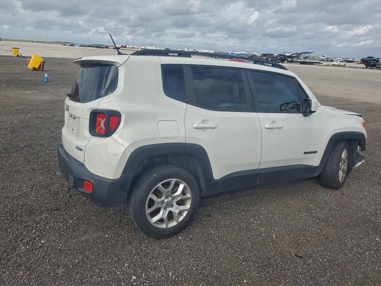 2017 JEEP RENEGADE LATITUDE photo 3