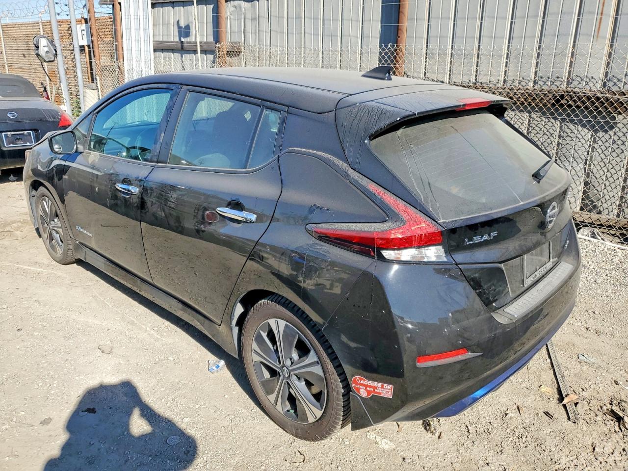 2018 NISSAN LEAF S photo 2