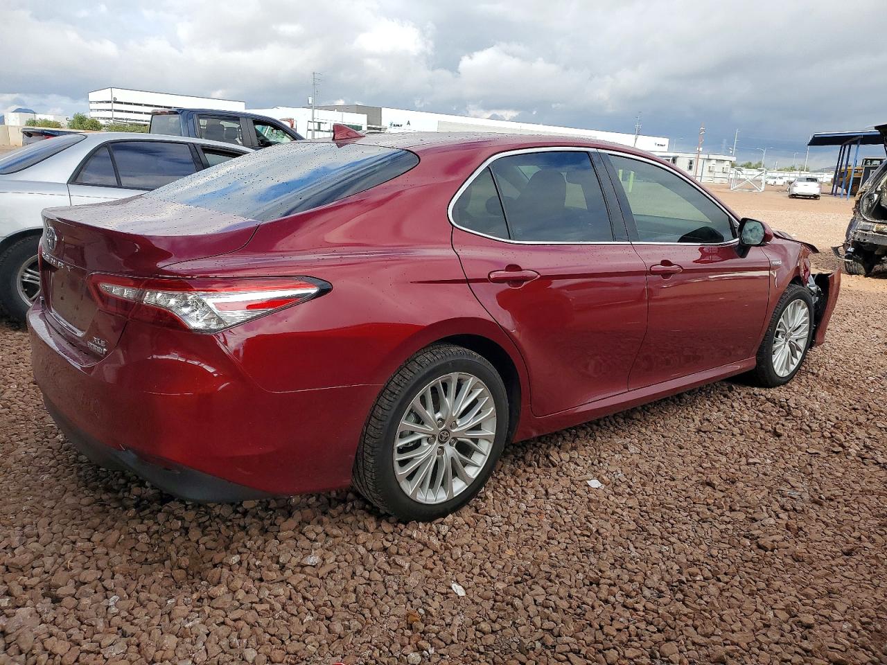 2020 TOYOTA CAMRY XLE photo 3