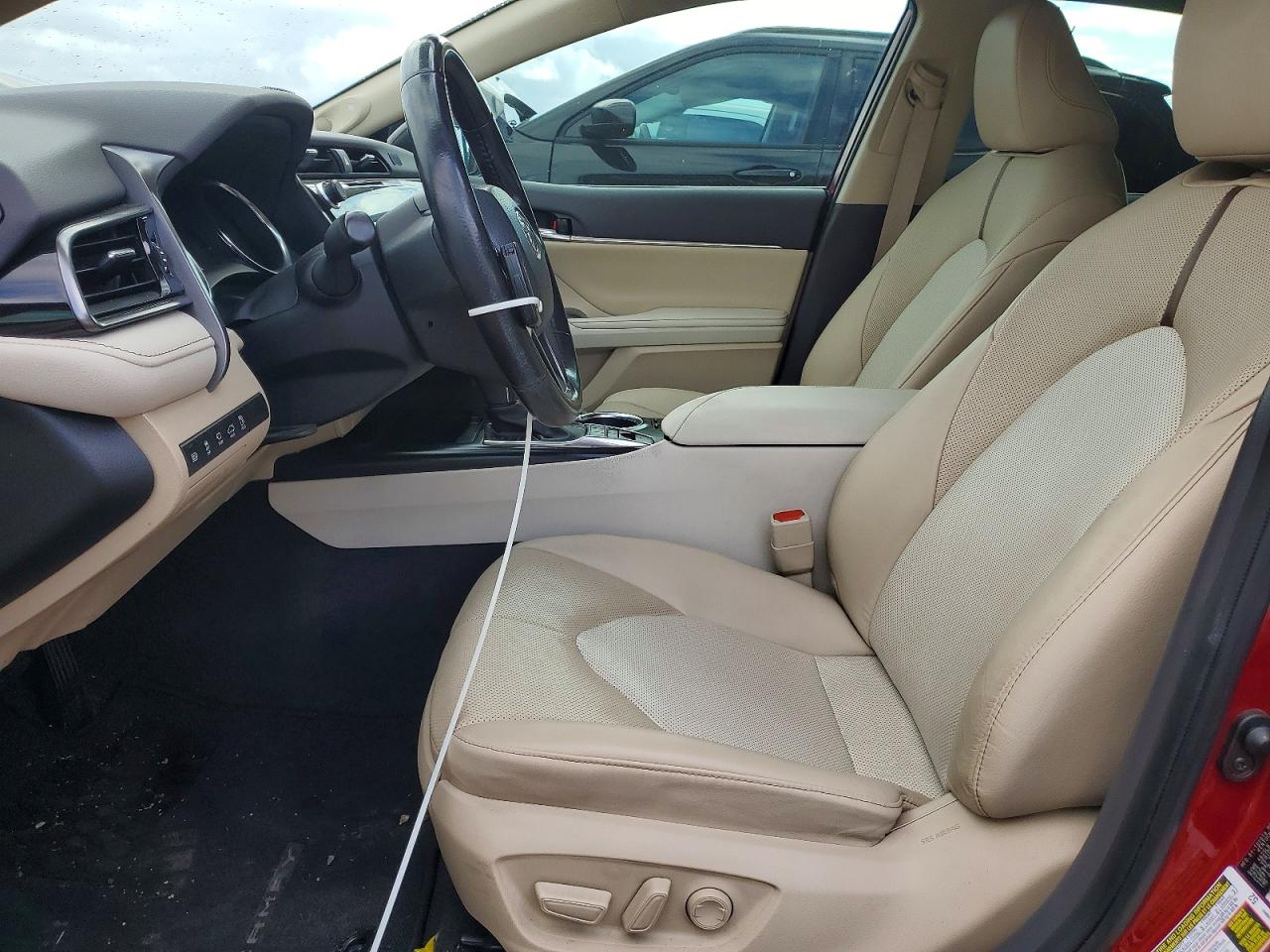 2020 TOYOTA CAMRY XLE photo 7