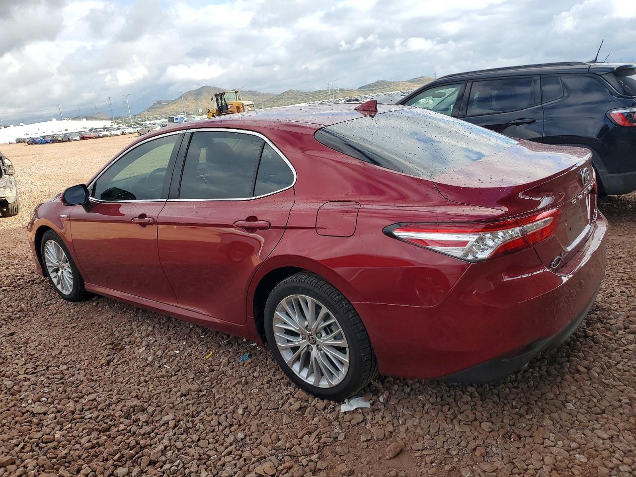 2020 TOYOTA CAMRY XLE photo 2