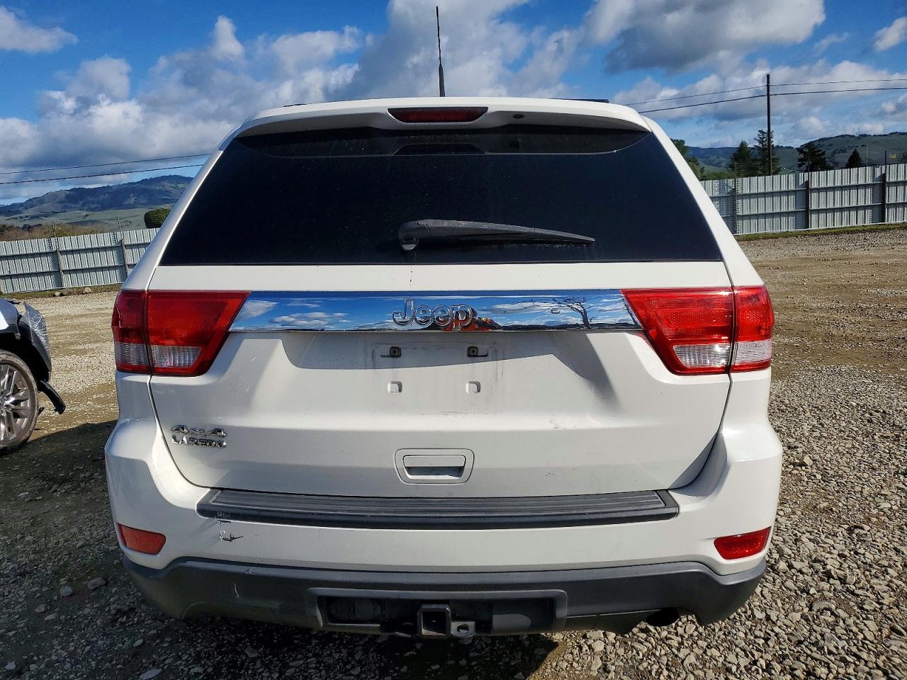 2011 JEEP GRAND CHEROKEE LAREDO photo 6