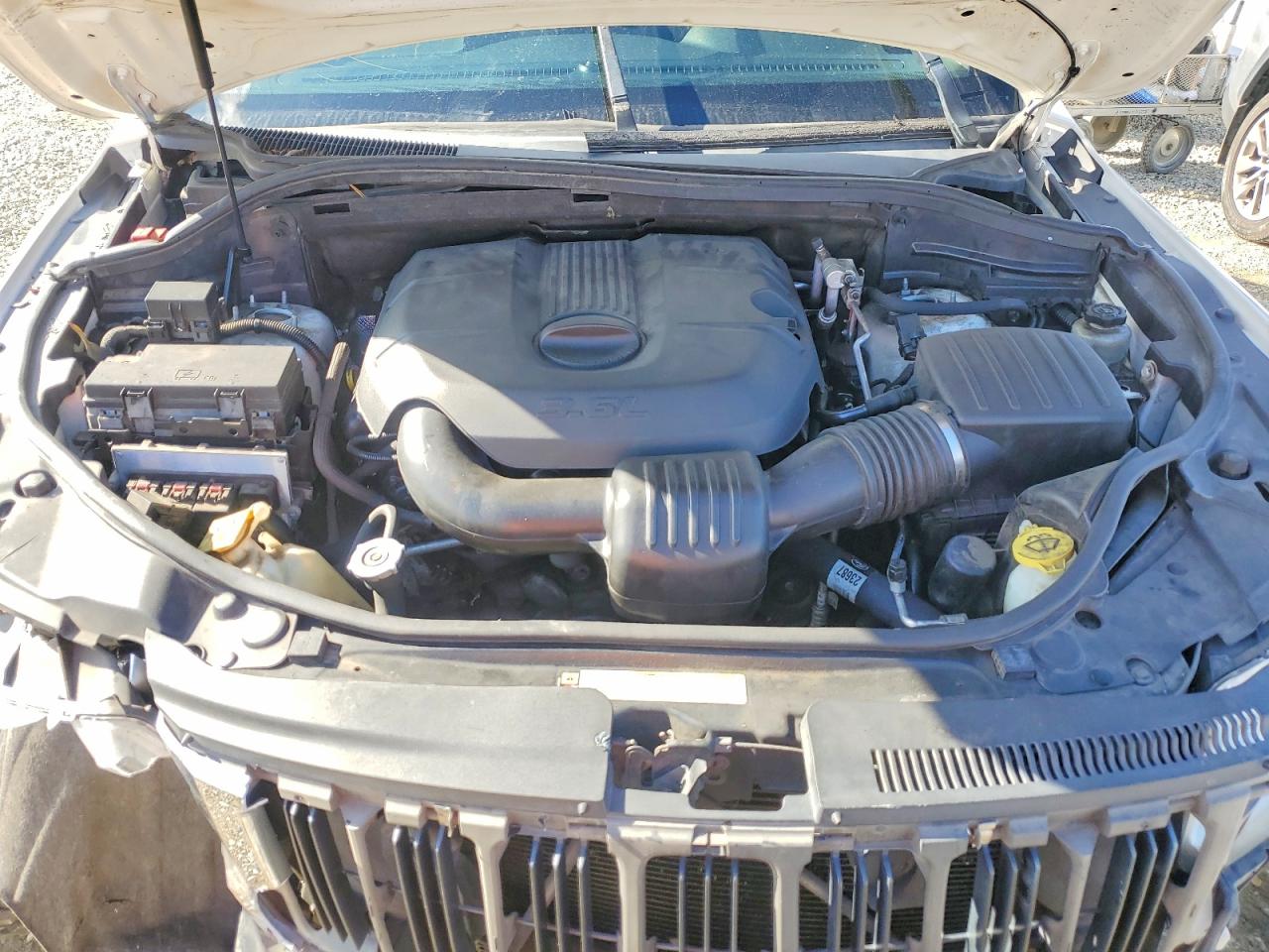 2011 JEEP GRAND CHEROKEE LAREDO photo 11