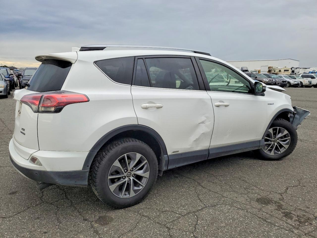 2017 TOYOTA RAV4 HV LE photo 3