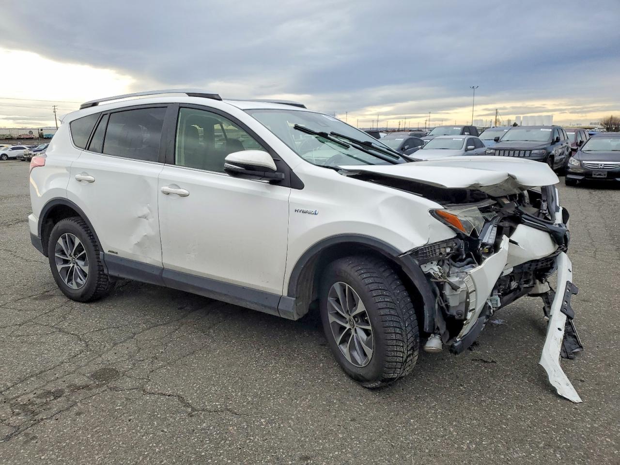 2017 TOYOTA RAV4 HV LE photo 4
