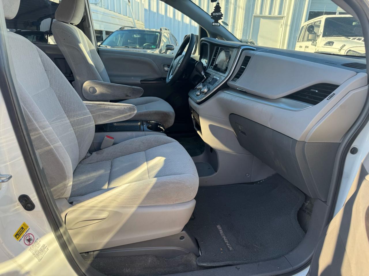 2017 TOYOTA SIENNA LE photo 9