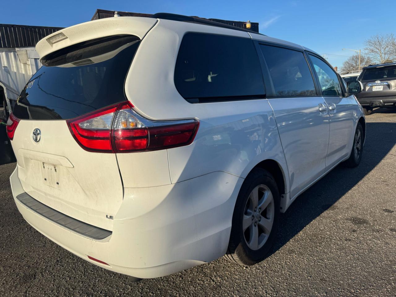 2017 TOYOTA SIENNA LE photo 7