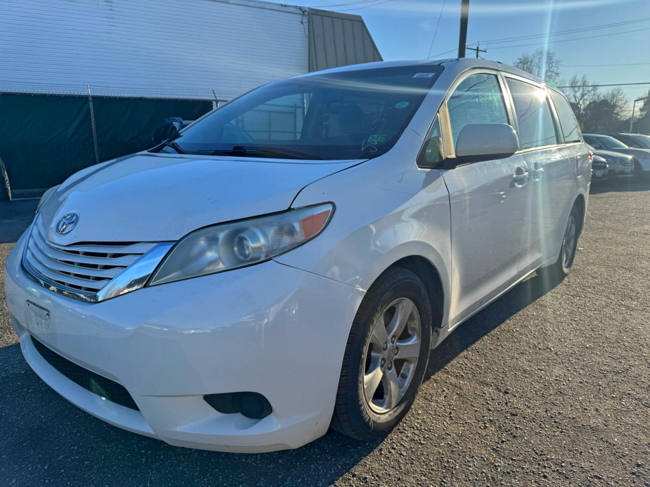 2017 TOYOTA SIENNA LE photo 3