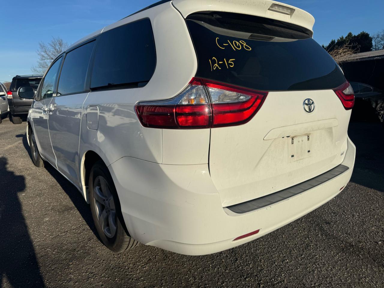 2017 TOYOTA SIENNA LE photo 5