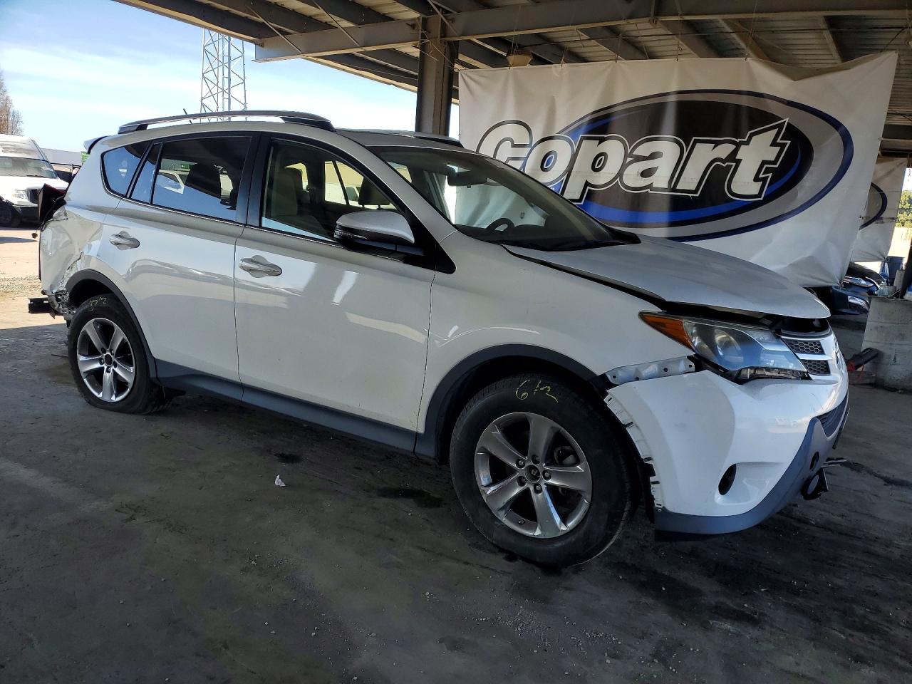 2015 TOYOTA RAV4 XLE photo 4