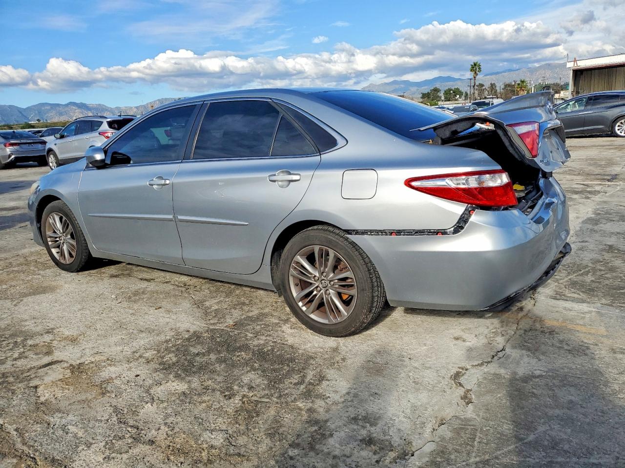 2016 TOYOTA CAMRY SE photo 2