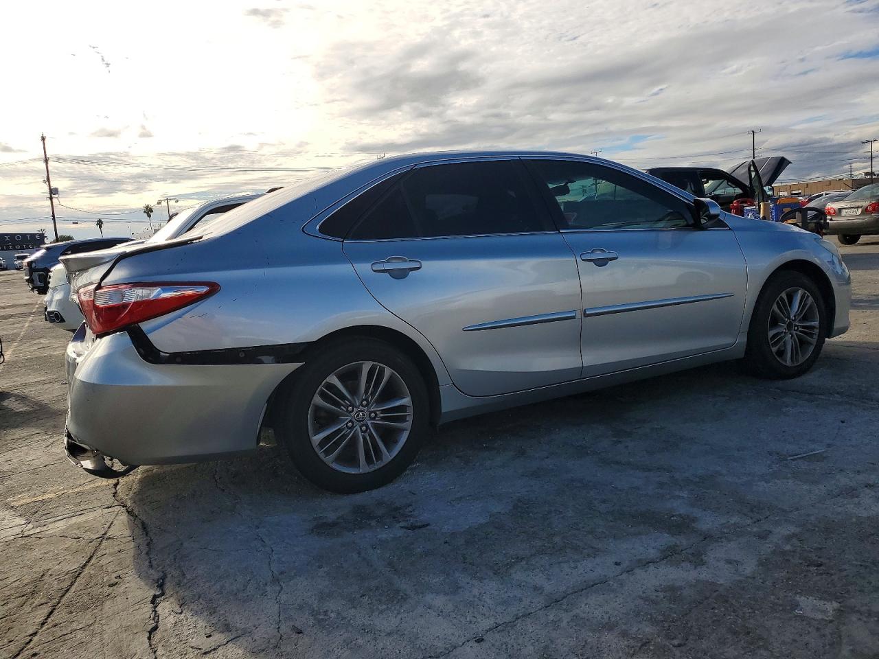 2016 TOYOTA CAMRY SE photo 3