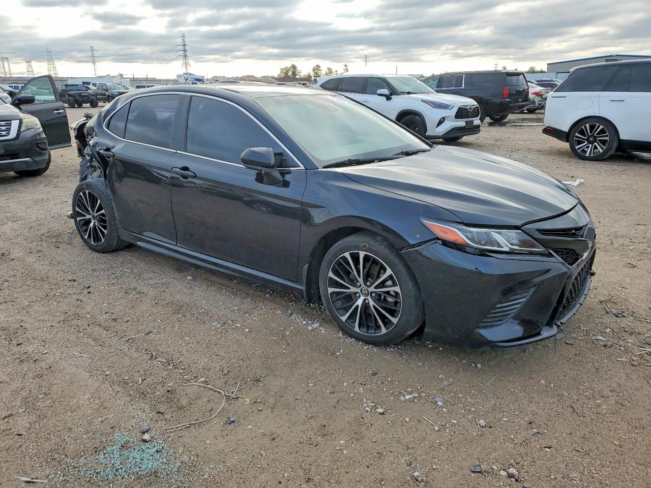 2019 TOYOTA CAMRY SE photo 4