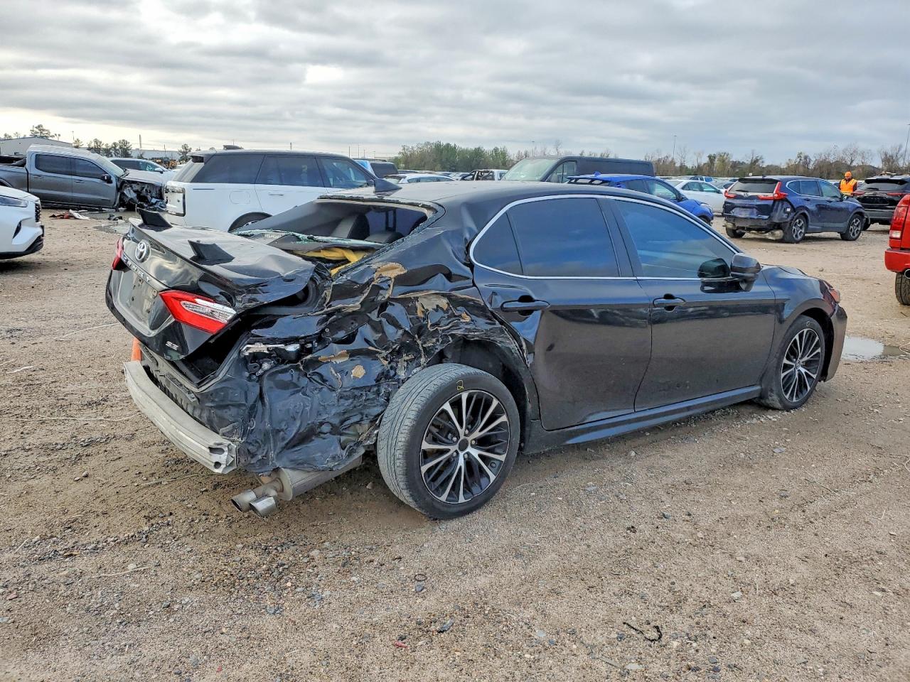 2019 TOYOTA CAMRY SE photo 3