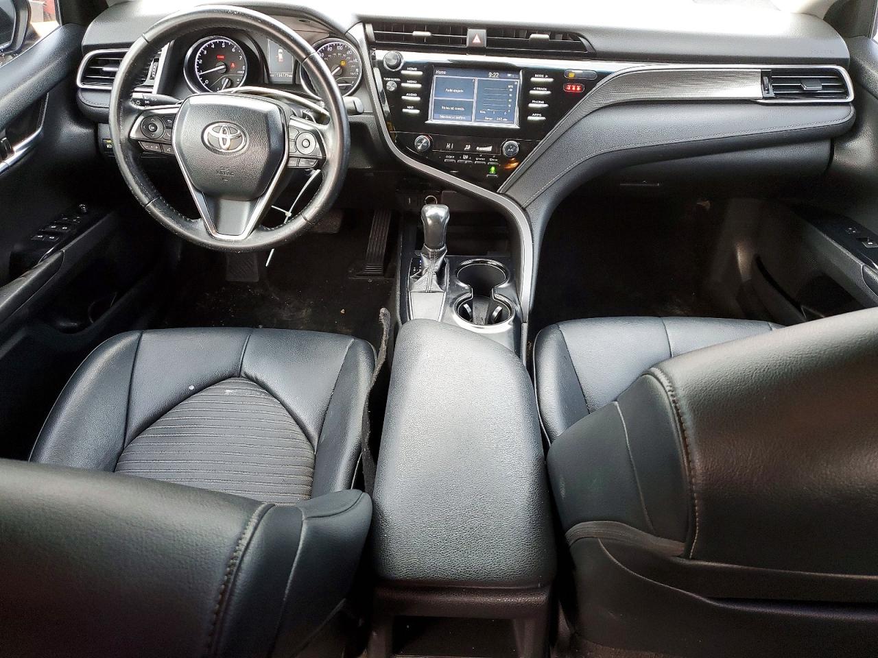 2019 TOYOTA CAMRY SE photo 8