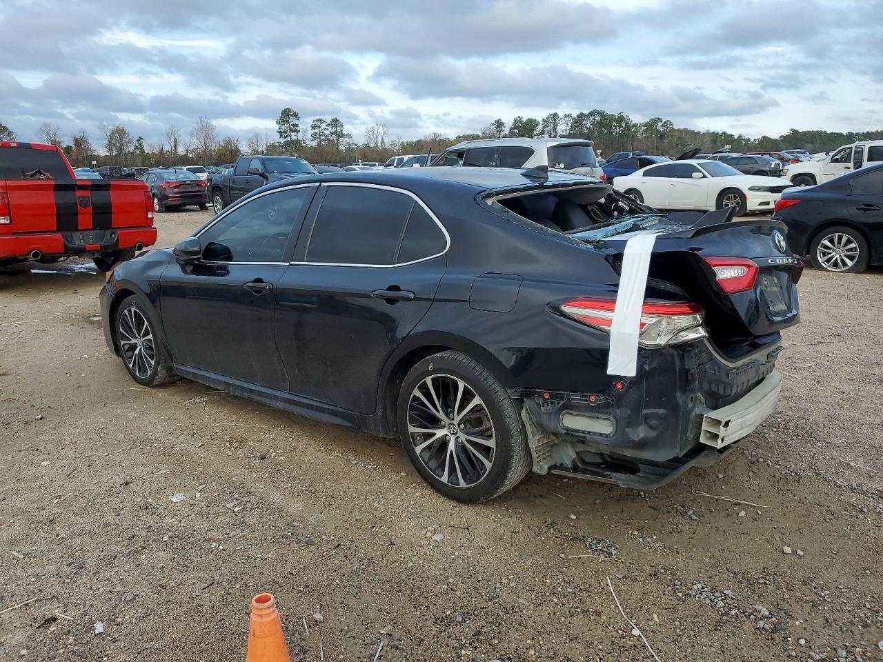 2019 TOYOTA CAMRY SE photo 2
