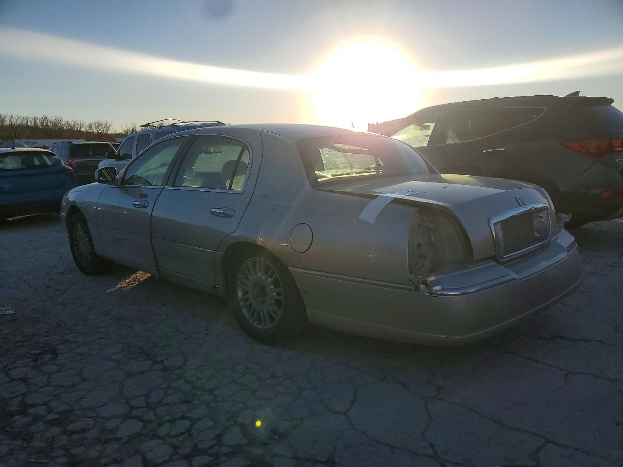2007 LINCOLN TOWN CAR SIGNATURE LIMITED photo 2