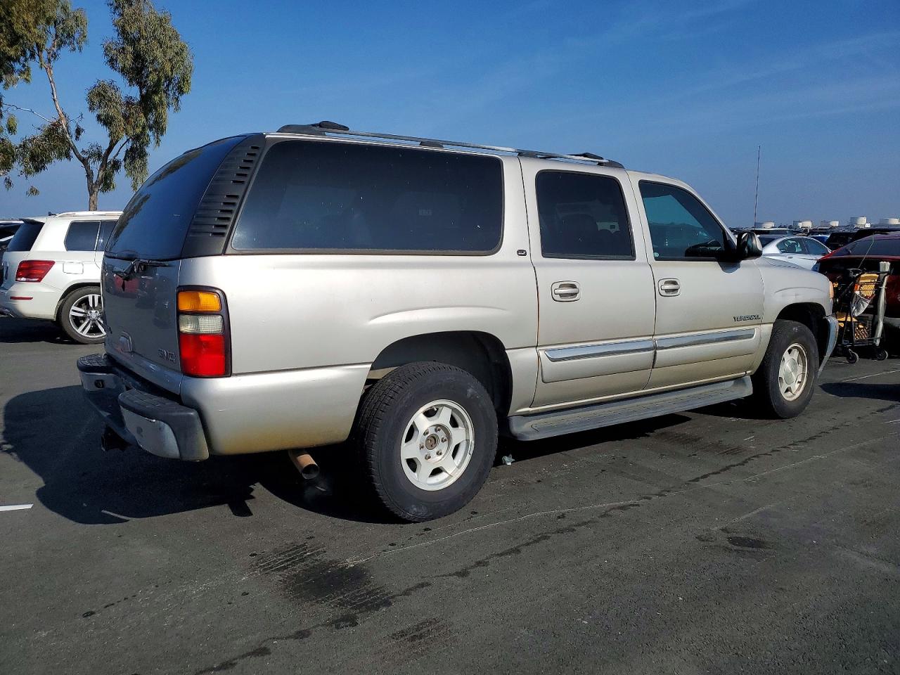 2005 GMC YUKON XL K1500 photo 3