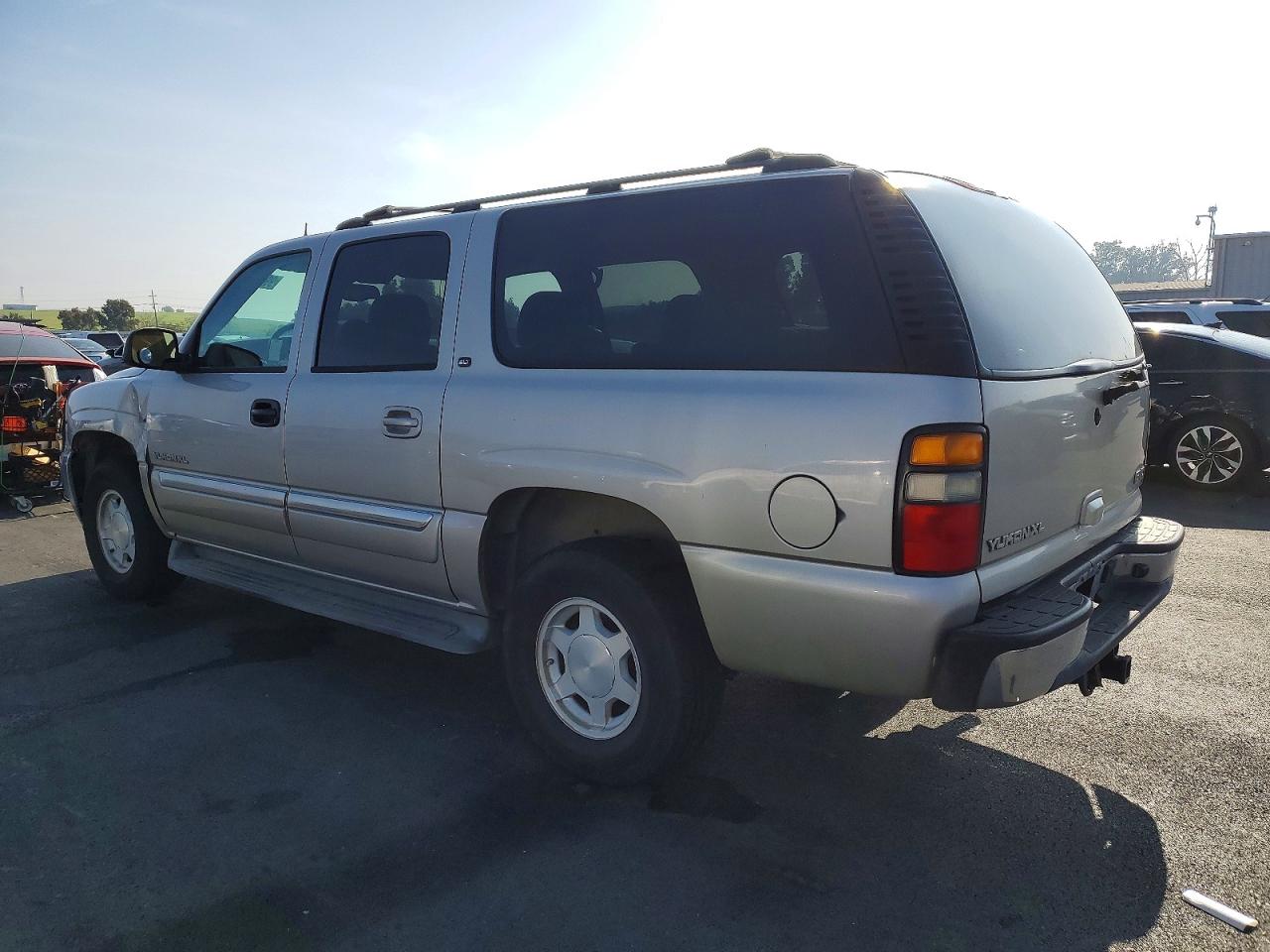 2005 GMC YUKON XL K1500 photo 2