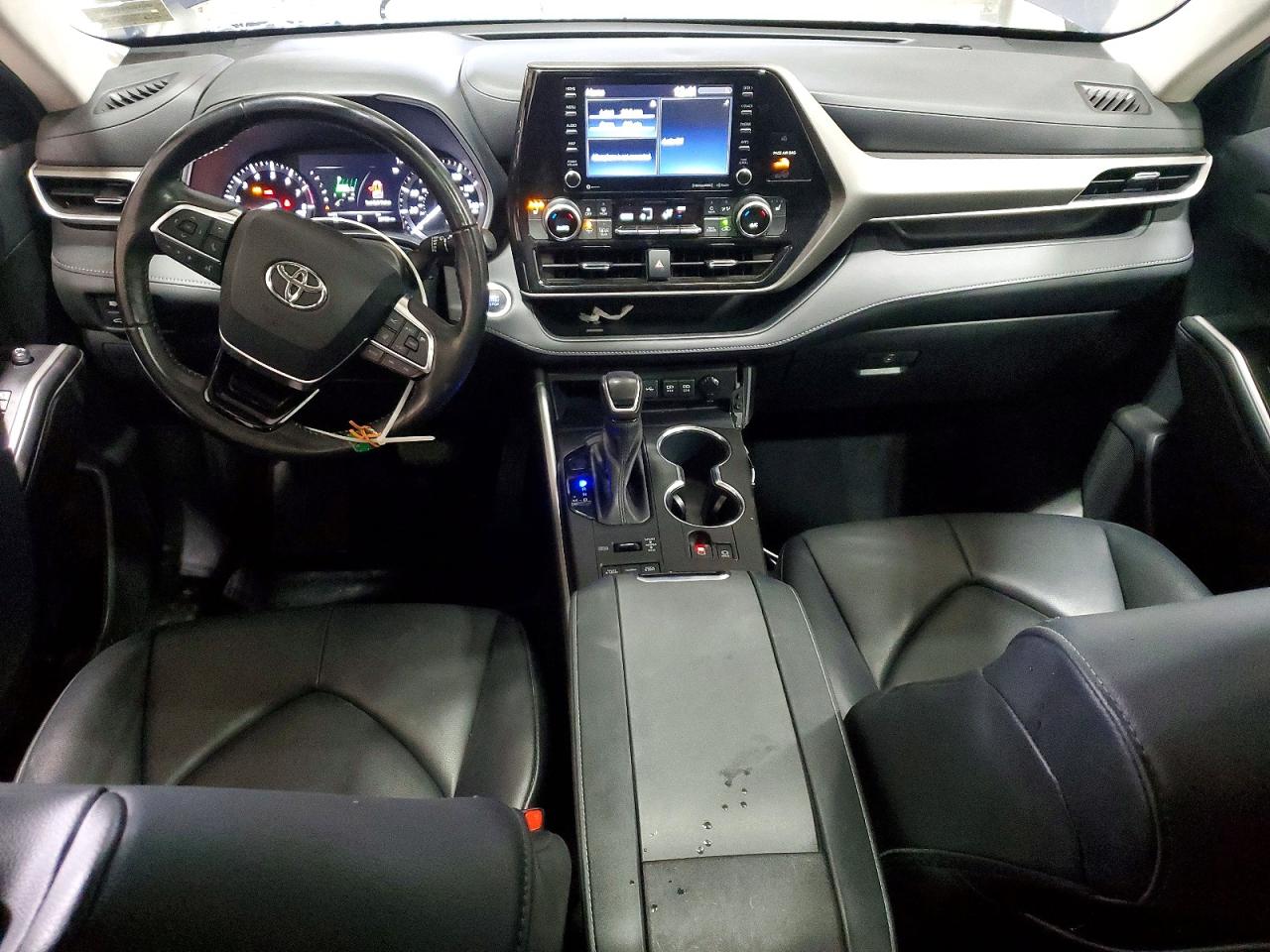 2021 TOYOTA HIGHLANDER XLE photo 8