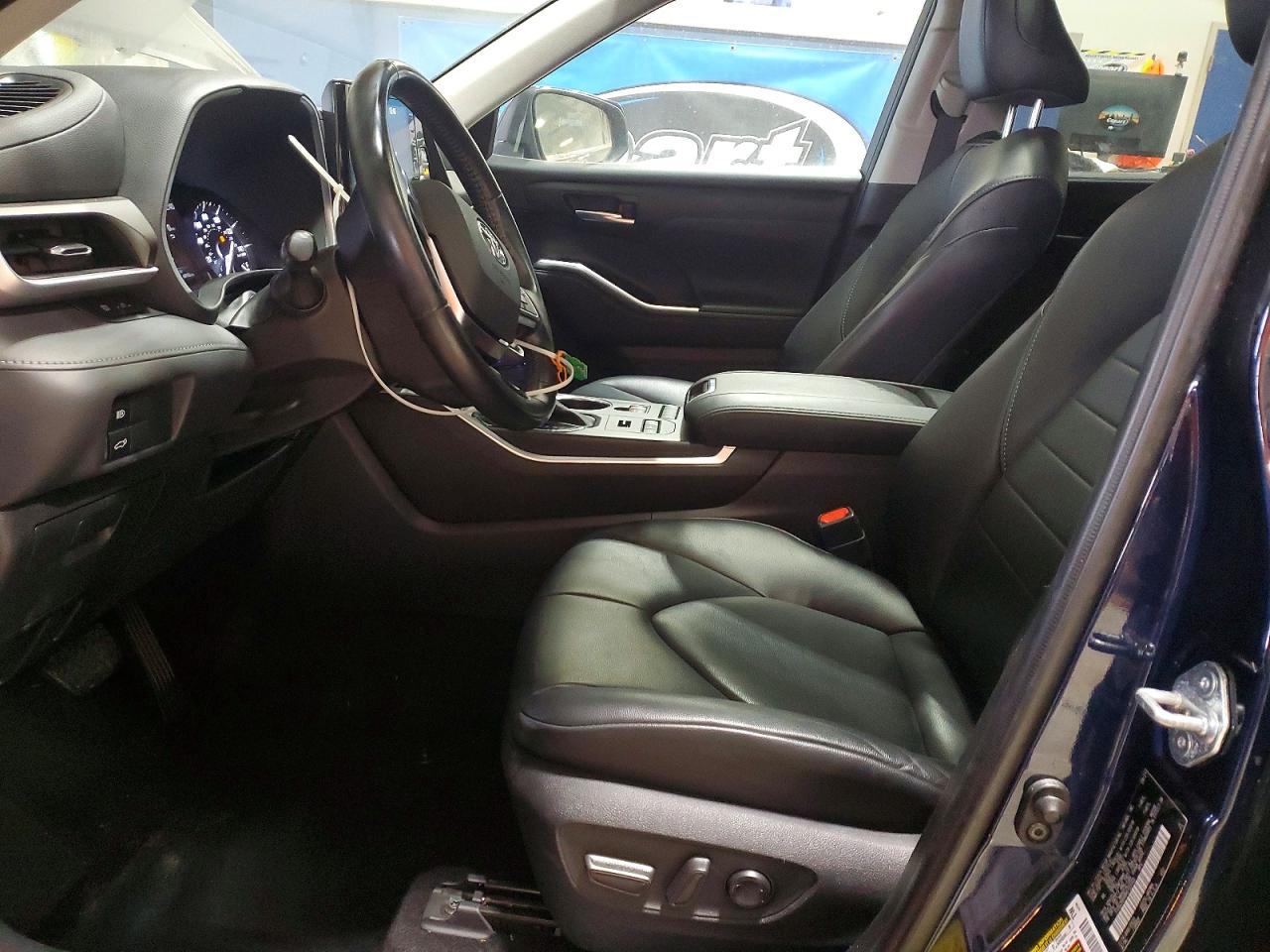 2021 TOYOTA HIGHLANDER XLE photo 7