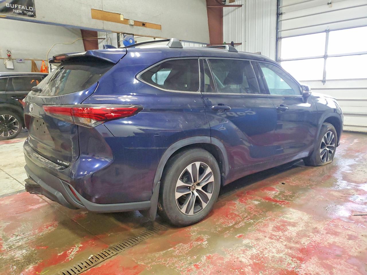 2021 TOYOTA HIGHLANDER XLE photo 3