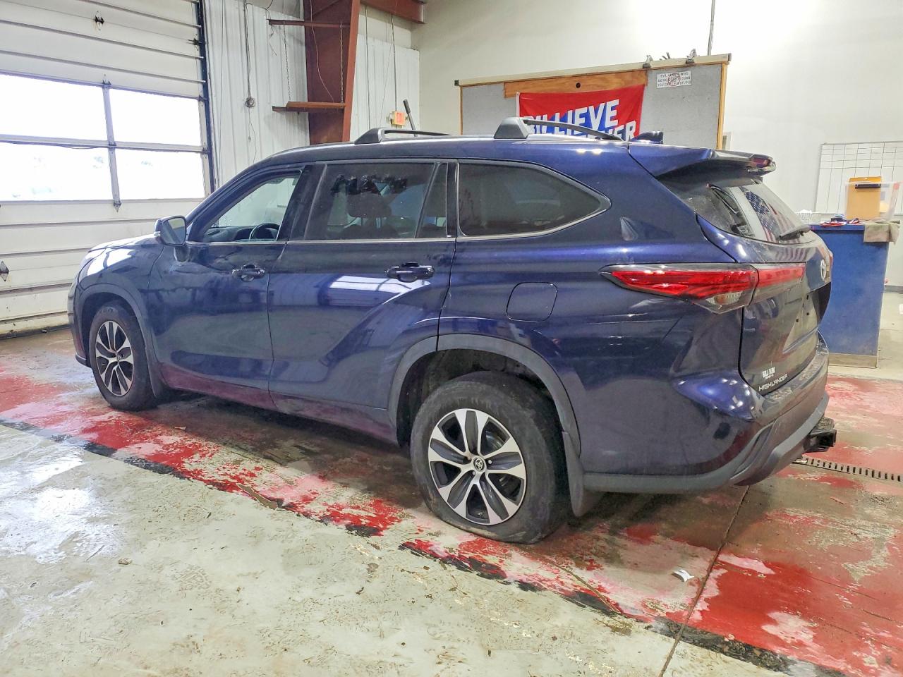 2021 TOYOTA HIGHLANDER XLE photo 2